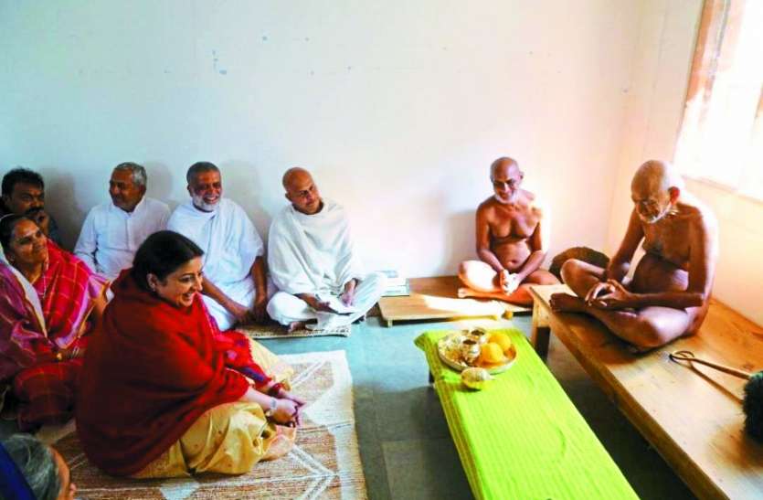 विद्यासागर महाराज के दर्शन करने पहुंचीं केंद्रीय मंत्री स्मृति ईरानी विद्यासागर महाराज के दर्शन करने पहुंचीं केंद्रीय मंत्री स्मृति ईरानी