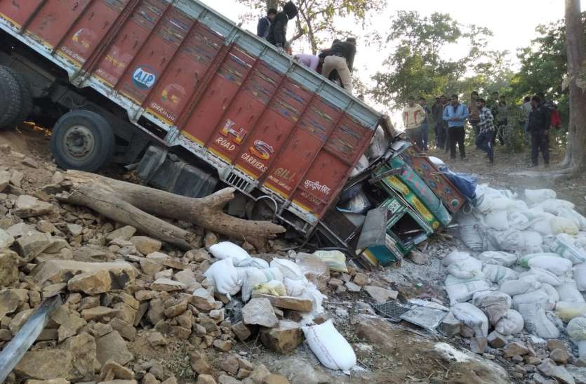 Truck fell into a ditch खाई में गिरा ट्रक, युवाओं ने मदद कर चालक की जान बचाई