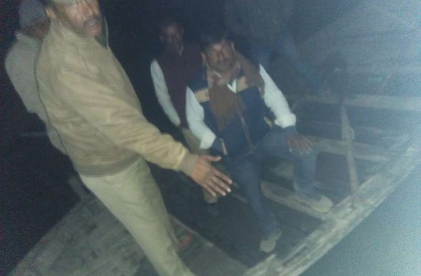 बड़ा हादसा : सरयू नदी में पलटी नाव 8 डूबे 3 लापता लापता बड़ा हादसा : सरयू नदी में पलटी नाव 8 डूबे 3 लापता