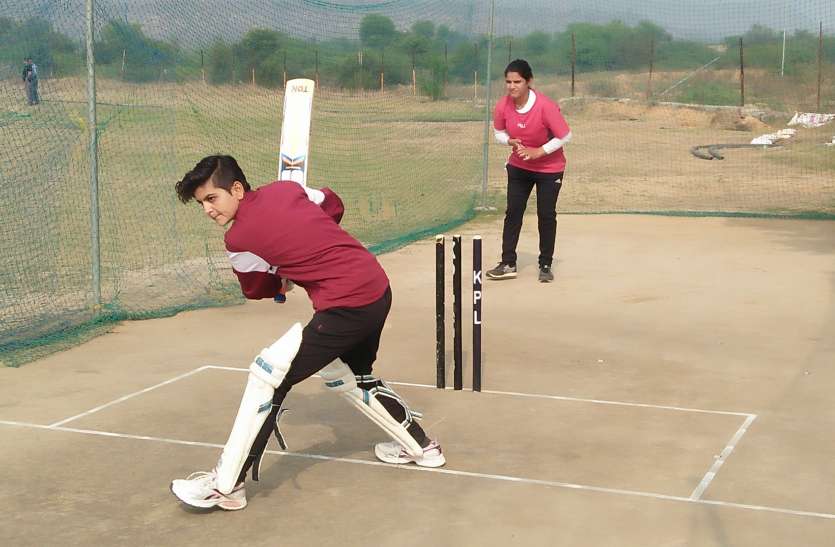 बेटियों ने चौके-छक्के जड़कर चयन के लिए दिखाया हुनर बेटियों ने चौके-छक्के जड़कर चयन के लिए दिखाया हुनर