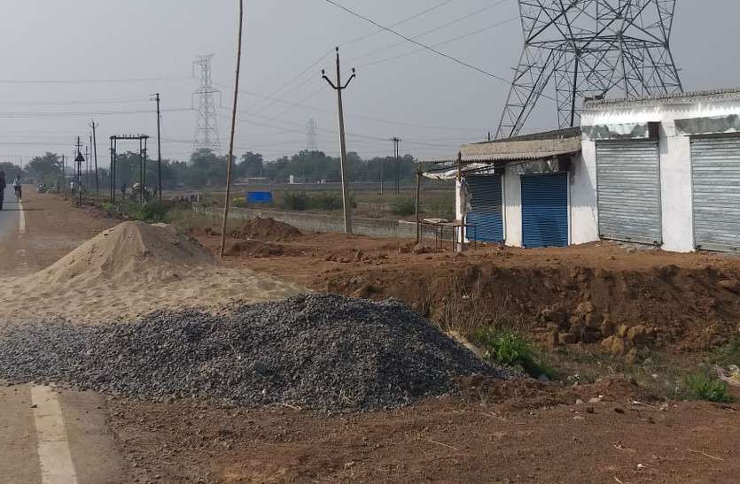 अतिक्रमण कर लोग तान रहे हैं बिल्डिंग, होटल, पोल्ट्रीफार्म के साथ ही दुकान बनाकर कर रहे है बाउंड्रीवाल, 42 परिवार को थमाया गया नोटिस अतिक्रमण कर लोग तान रहे हैं बिल्डिंग, होटल, पोल्ट्रीफार्म के साथ ही दुकान बनाकर कर रहे बाउंड्रीवाल, 42 परिवार को थमाया गया नोटिस