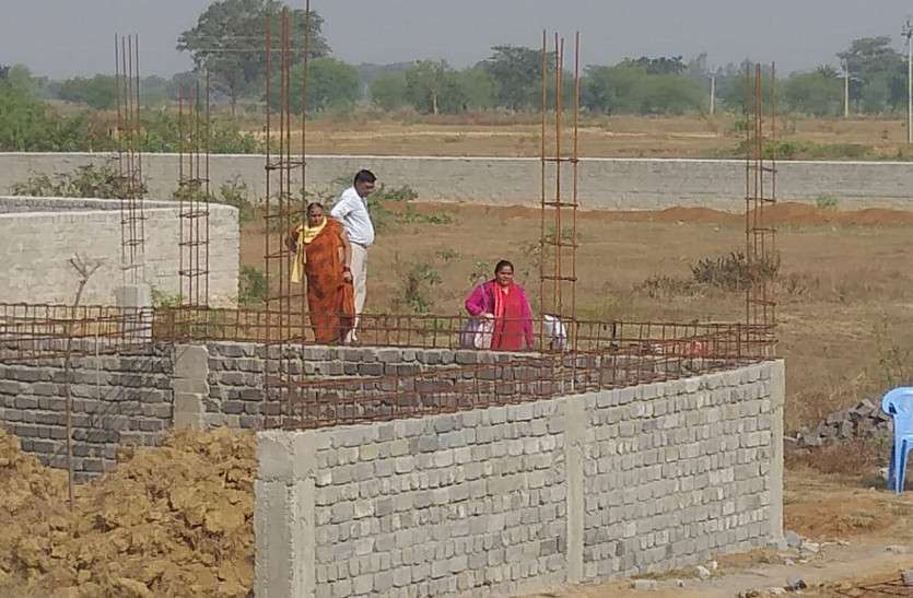अतिक्रमण कर लोग तान रहे हैं बिल्डिंग, होटल, पोल्ट्रीफार्म के साथ ही दुकान बनाकर कर रहे है बाउंड्रीवाल, 42 परिवार को थमाया गया नोटिस