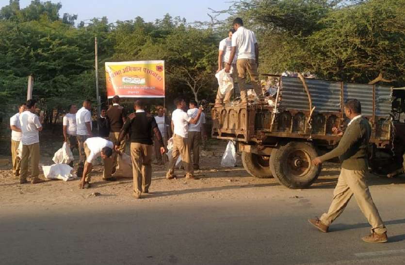 सुरक्षा प्रहरियों ने स्वर्णनगरी को चमकाने के लिए बहाया पसीना सुरक्षा प्रहरियों ने स्वर्णनगरी को चमकाने के लिए बहाया पसीना
