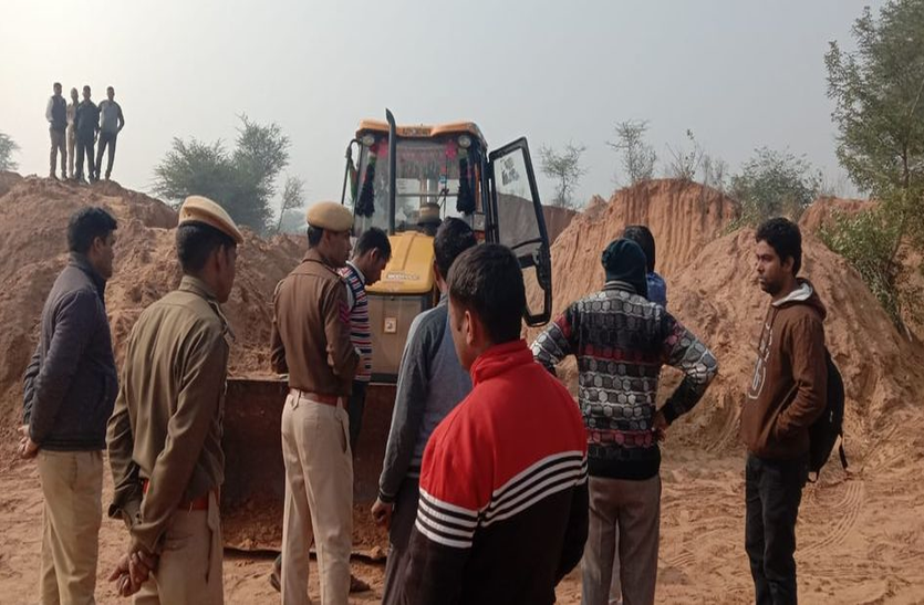 बजरी के अवैध खनन पर जेसीबी, ट्रैक्टर-ट्रॉलियां जब्त बजरी के अवैध खनन पर जेसीबी, ट्रैक्टर-ट्रॉलियां जब्त