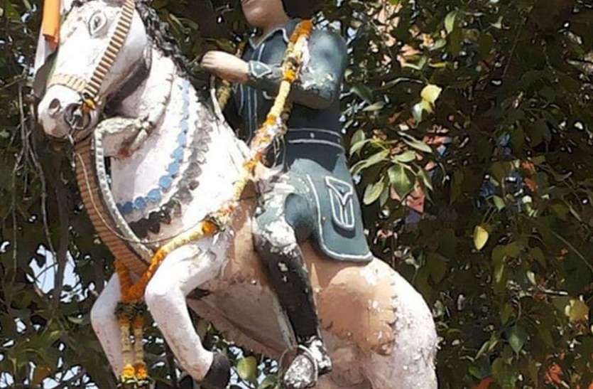 शहीद भगत सिंह की प्रतिमा को लेकर मुखर हुए समाजजन, जताई आपत्ति शहीद भगत सिंह की प्रतिमा को लेकर मुखर हुए समाजजन, जताई आपत्ति
