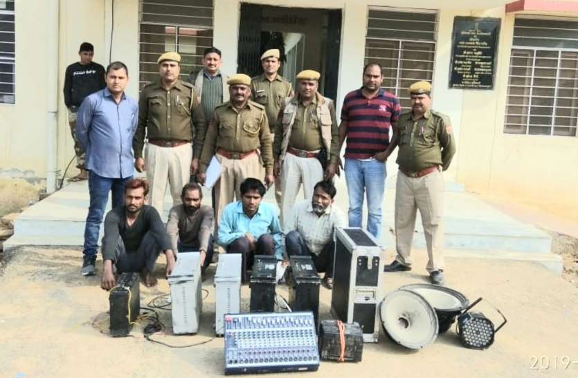 मेहंदीपुर बालाजी में नकबजन गिरोह के चार आरोपी गिरफ्तार मेहंदीपुर बालाजी में नकबजन गिरोह के चार आरोपी गिरफ्तार