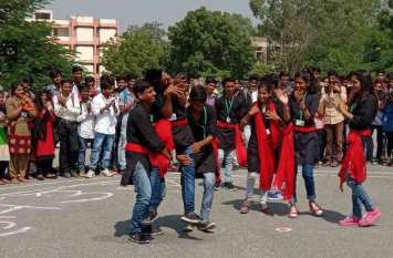 Drama to stop discrimination against women नाटक से दिया महिलाओं से भेदभाव रोकने का संदेश