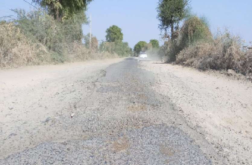 जर्जर हो गया नारणावास-बागरा मार्ग, मरम्मत की दरकार जर्जर हो गया नारणावास-बागरा मार्ग, मरम्मत की दरकार