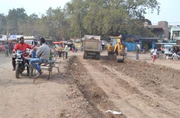 Roads were not constructed in one and a half years even after penalty 12 लाख की पेनल्टी लगने के बाद भी डेढ़ साल में नहीं बनीं सड़कें
