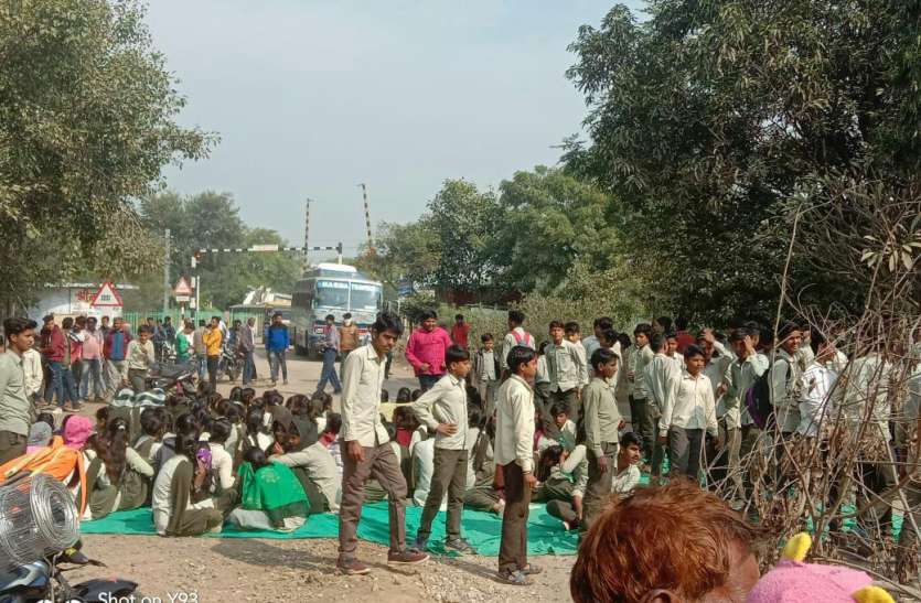 विद्यार्थी स्कूल के ताले बंद कर उतरे सड़क पर, रोका रास्ता विद्यार्थी स्कूल के ताले बंद कर उतरे सड़क पर, रोका रास्ता