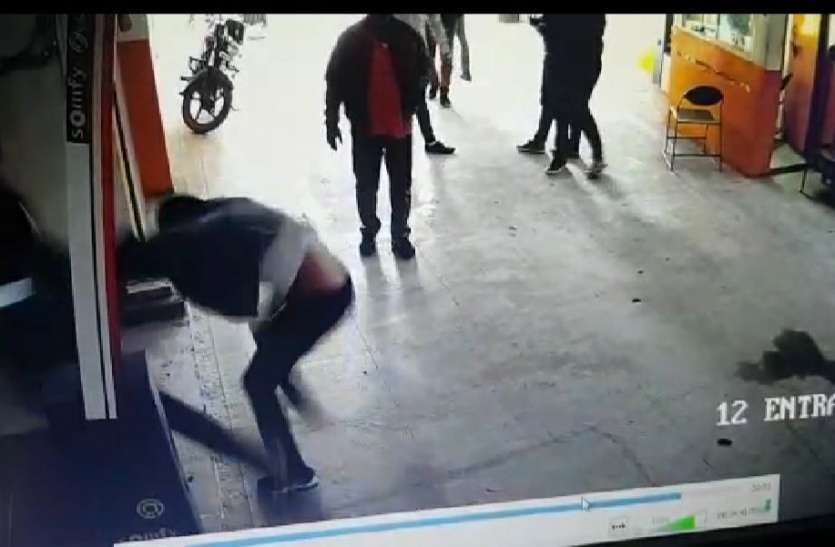 presence of a soldier, he was beaten up and taken to a car कार का पहिया लॉक करने पर पार्किंग में घुसकर पीटा