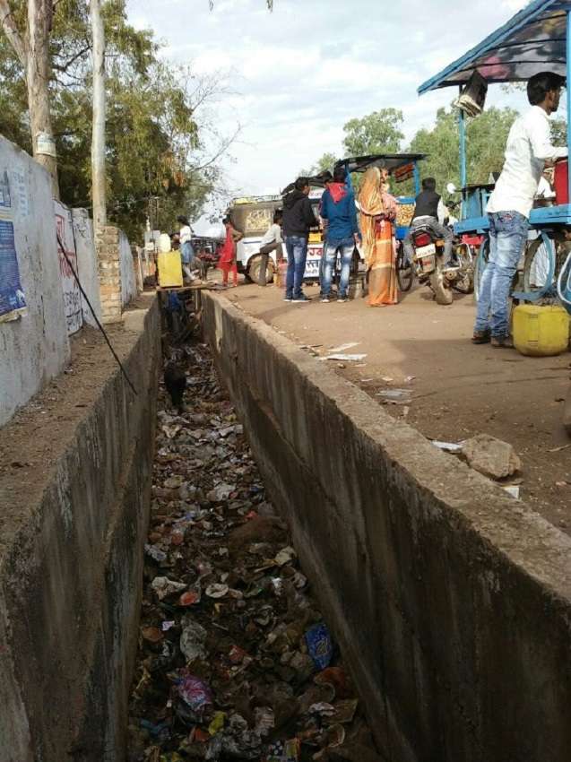 लाखों रुपए से निर्मित नालियां बनी कचरादान