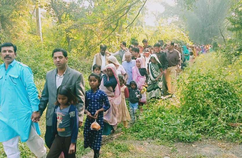 विदिशा। उदयगिरी परिक्रमा के दौरान बड़ी संख्या में मौजूद महिला-पुरुष, बच्चे आदि श्रद्धालु। उदयगिरी परिक्रमा में 700 से अधिक महिला और युवतियां हुई शामिल