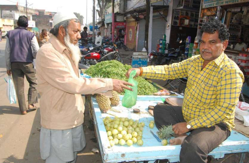 विदिशा। पॉलीथिन में ग्राहकों को सब्जी देते सब्जी विक्रेता। लोगों को कर रहे जागरुक, लेकिन बाजार में पॉलीथिन आने से रोकने में नाकाम है प्रशासन