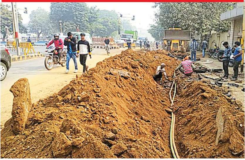 कैसा विकास ? पहले डामरीकरण फिर सडक़ खोदी... कैसा विकास ? पहले डामरीकरण फिर सडक़ खोदी...