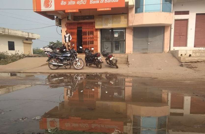 पंचायत प्रशासन का नहीं ध्यान, लीकेज पाइप लाइन में रिसाव से व्यर्थ बह रहा पानी पंचायत प्रशासन का नहीं ध्यान, लीकेज पाइप लाइन में रिसाव से व्यर्थ बह रहा पानी