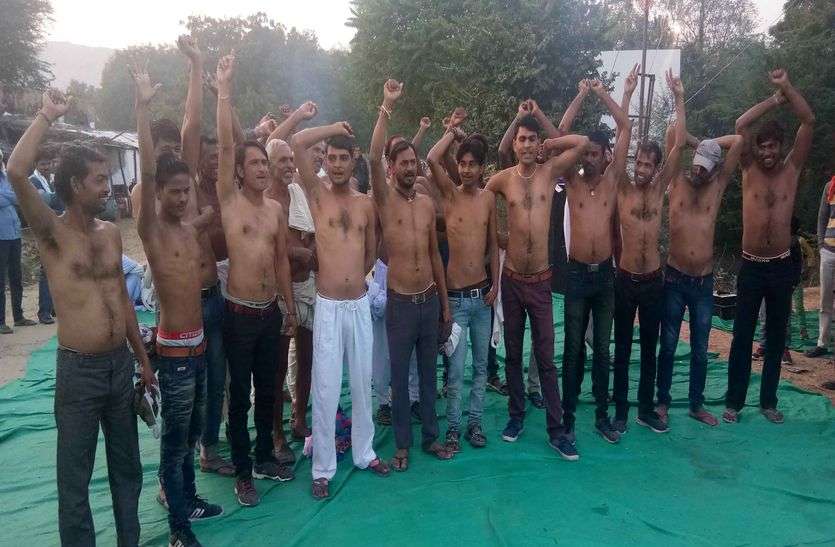 पांचवे दिन भी सडक़ पर डटे रहे ग्रामीण पांचवे दिन भी सडक़ पर डटे रहे ग्रामीण