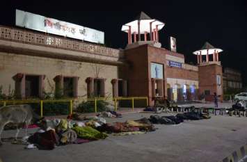 Locks on night shelters, poor people are shivering यहां पर खुले में रात बितानी पड़ रही असहाय व दिहाड़ी मजदूरों को