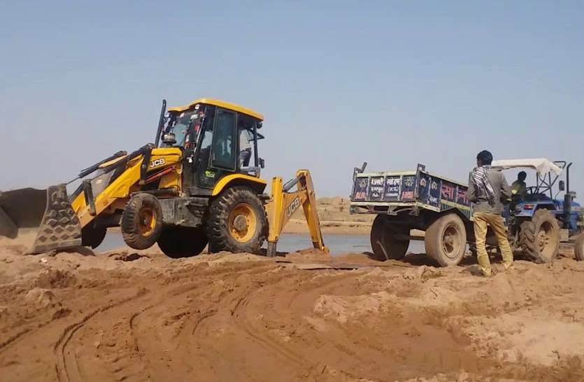 Sand mines auctioned more than three times the minimum price मध्यप्रदेश में सरकार के न्यूनतम मूल्य से तीन गुना ज्यादा में नीलाम हुईं रेत की खदानें