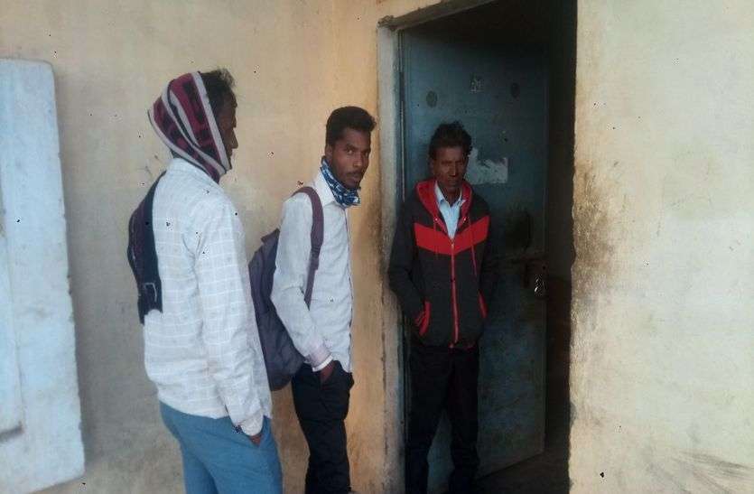 रतलाम में यूरिया संकट, दो सरकारी नगद बिक्री केंद्र पर यूरिया खत्म रतलाम में यूरिया संकट, दो सरकारी नगद बिक्री केंद्र पर यूरिया खत्म