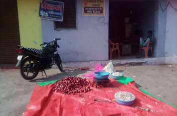 Board of government sales center removed in Ratlam mandi रतलाम मंडी में सरकारी बिक्री केंद्र के हटाए बोर्ड, एक दुकान बंद