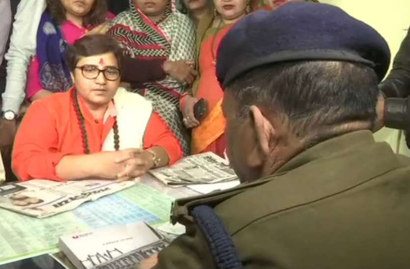 कांग्रेस विधायक ने भाजपा सांसद के स्वागत में शहर को सजाया, पहले दी थी जिंदा जलाने की धमकी कांग्रेस विधायक ने भाजपा सांसद के स्वागत में शहर को सजाया, पहले दी थी जिंदा जलाने की धमकी