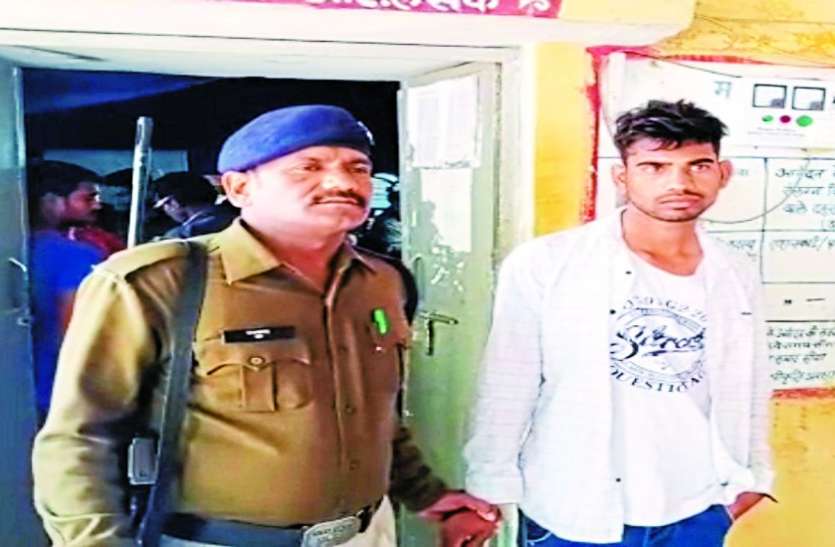 When Majnu ran away by snatching the mobile, people beat him fiercely युवती का पीछा करते हुए अस्पताल तक पहुंचा मजनू, मोबाइल छीन कर भागा तो लोगों ने जमकर धुना