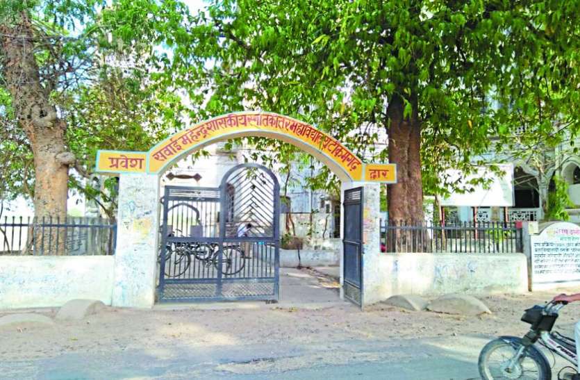 10 thousand students responsible for 24 professors in colleges कॉलेजों में 26 प्राध्यापकों के जिम्मे 10 हजार विद्यार्थी, चार कॉलेज में एक भी प्राध्यापक नहीं