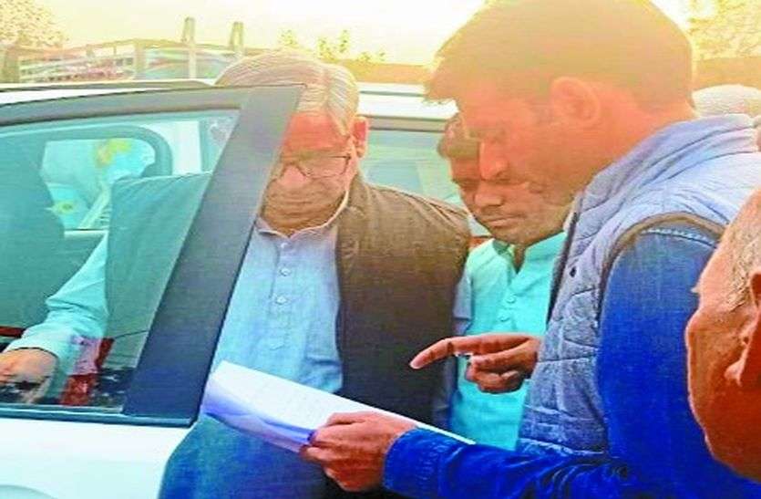 युवाओं ने रोकी विधायक की गाड़ी युवाओं ने रोकी विधायक की गाड़ी