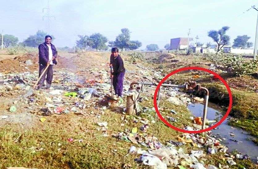 इस गांव में गंदा पानी पीने को मजबूर है लोग...देखे तस्वीर इस गांव में गंदा पानी पीने को मजबूर है लोग...देखे तस्वीर