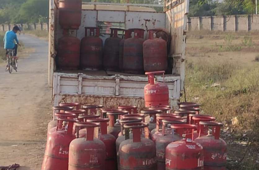 Recovery from LPG consumers in Singrauli in the name of home delivery उपभोक्ताओं की कट रही जेब, घर नहीं पहुंच रहा एलपीजी सिलेंडर, आपूर्ति में मनमानी कर रहे एजेंसी संचालक