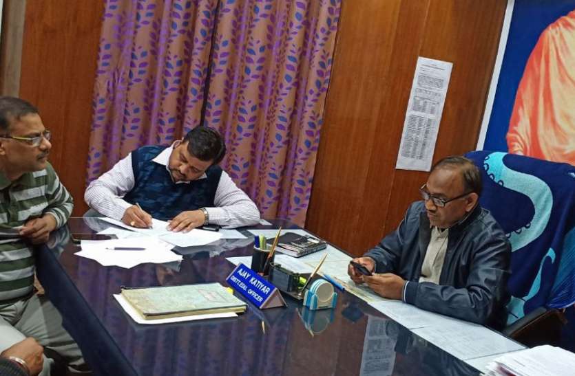 डीईओ कार्यालय की संपत्ति कुर्क कर किया सील्ड डीईओ कार्यालय की संपत्ति कुर्क कर किया सील्ड