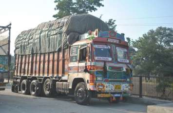 Overloading does not stop even after every day accident हर दिन होने वाले हादसों के बावजूद बंद नहीं हो रही ओवरलोडिंग