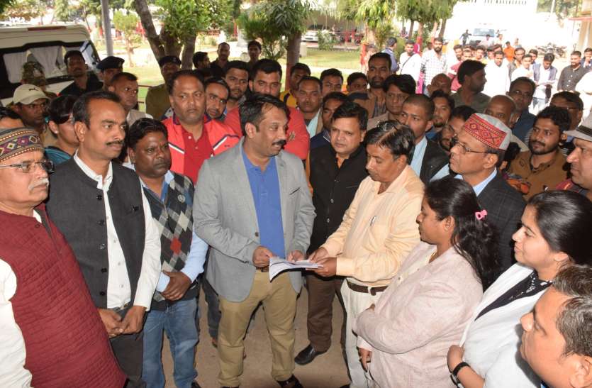 Revenue officers reached SP to seek arrest गिरफ्तारी की गुहार लगाने एसपी के पास पहुंचे राजस्व अधिकारी