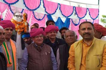 Gulabchand Kataria unveiled statue of former MLA Chaudhary विधानसभा नेता प्रतिपक्ष गुलाबचंद कटारिया ने किसान केसरी एवं पूर्व विधायक चौधरी की प्रतिमा का किया अनावरण