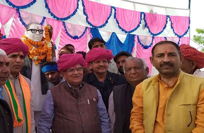 विधानसभा नेता प्रतिपक्ष गुलाबचंद कटारिया ने किसान केसरी एवं पूर्व विधायक चौधरी की प्रतिमा का किया अनावरण विधानसभा नेता प्रतिपक्ष गुलाबचंद कटारिया ने किसान केसरी एवं पूर्व विधायक चौधरी की प्रतिमा का किया अनावरण