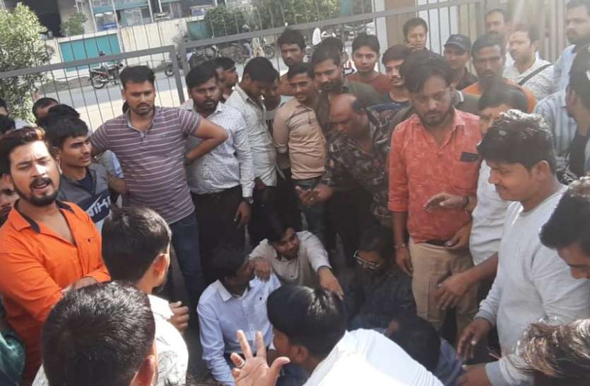 textile news- राधारमण टैक्सटाइल मार्केट में पार्किंंग चार्ज का विरोध textile news- राधारमण टैक्सटाइल मार्केट में पार्किंंग चार्ज का विरोध