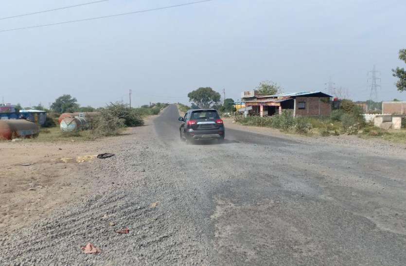 damages roads and uncommon speed breakers causing accidents in ujjain उज्जैन में अमानक स्पीड ब्रेकर जान के दुश्मन