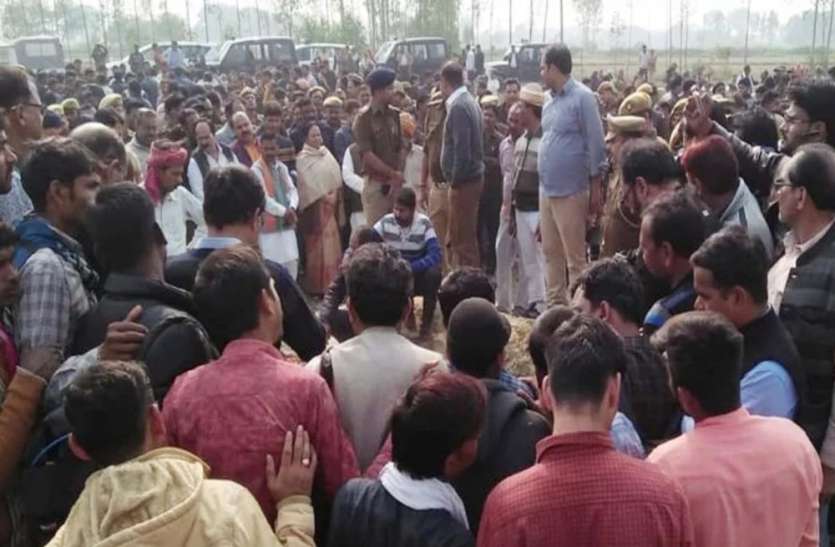 उन्नाव गैंगरेप: पीड़िता की बहन को मिलेगी सरकारी नौकरी, परिवार ने किया अंतिम संस्कार उन्नाव हादसा: परिवार ने किया अंतिम संस्कार, पीड़िता की बहन को सरकारी नौकरी का आश्वासन