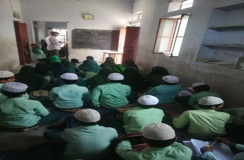 , उर्दू से किनारा कर रही सरकार, भर्ती 117 पर 400 की दरकार