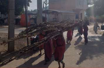 cutting of forests continues despite free gas connection नि:शुल्क गैस कनेक्शन के बावजूद जंगलों की कटाई जारी