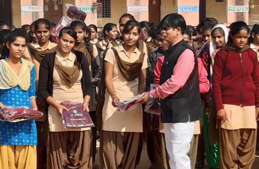 सर्दी से बचाव के लिए बांटे ऊनी वस्त्र सर्दी से बचाव के लिए बांटे ऊनी वस्त्र