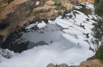 he pollution left so much foam, the life of the dead water प्रदूषण इतना की झाग छोडऩे लगा जीवन दायनी किलकिला का पानी