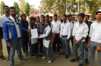 Students opened a front to keep the sports officer unchanged Video Story: क्रीड़ा अधिकारी को यथावत रखने छात्रों ने खोला मोर्चा