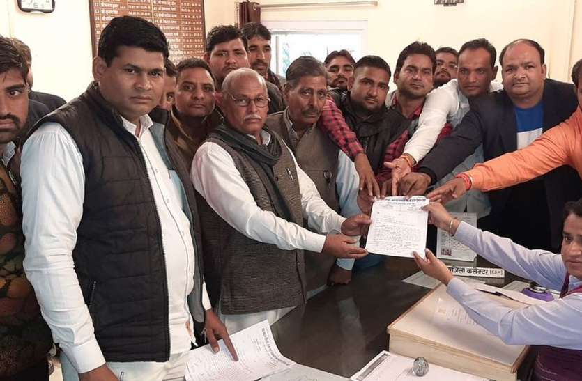 जाट समाज के लोगों ने किया तहसील परिसर में प्रदर्शन पानीपत के फिल्मांकन में महाराजा सूरजमल के व्यक्तित्व से छेड़छाड़ को लेकर जाट समाज में आक्रोश