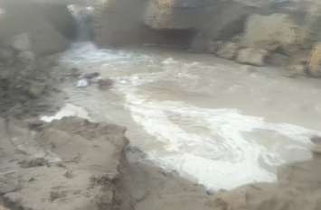 Canal broken, crop submerged नहर टूटी, फसल जलमग्न