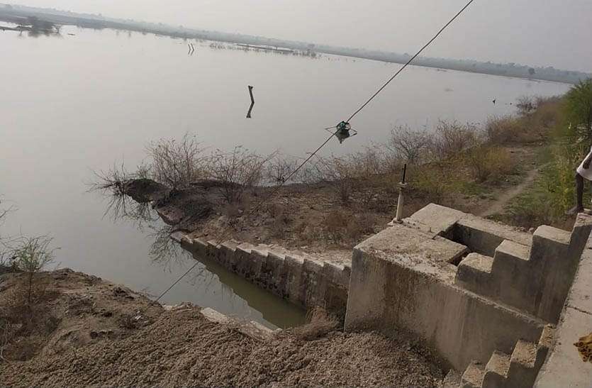 घारेड़ा बांध की मोरी में मिट्टी डा़ल रोका पानी, सिंचाई के लिए नहर में पानी हुआ बंद घारेड़ा बांध की मोरी में मिट्टी डा़ल रोका पानी, सिंचाई के लिए नहर में पानी हुआ बंद