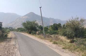 damaged electric pole inviting accident हादसे को न्योता दे रहे बिजली के झुके हुए व क्षतिग्रस्त पोल