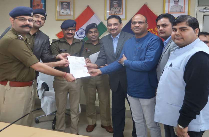 noida.jpg एसएसपी के आग्रह पर उद्योगपतियों ने गैंगरेप पीड़िता को दी 10 लाख की आर्थिक मदद