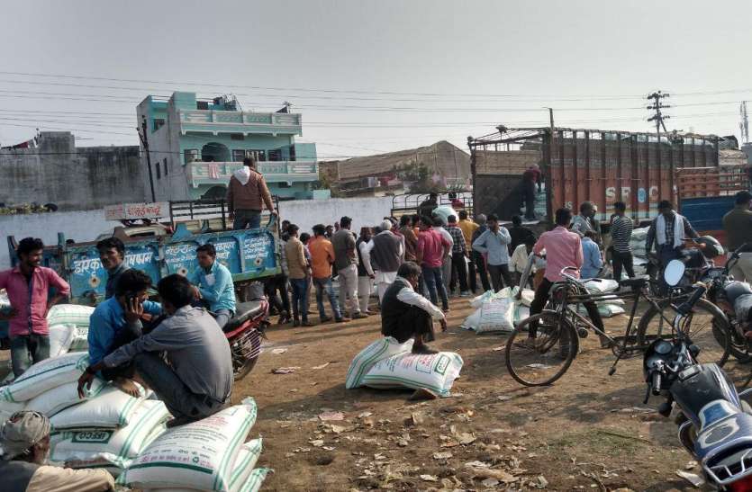 यूरिया अधिकारियों का यूरिया प्रबंधन फेल, किसानों को आशंका फिर मिले न मिले